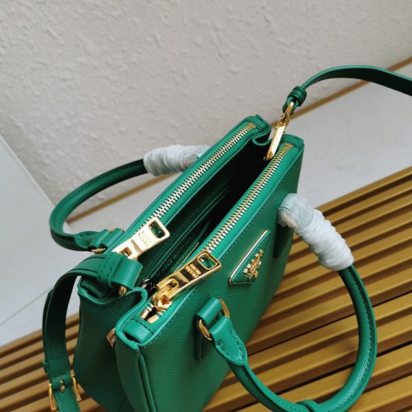 Contrefaçon du sac Prada Mini Galleria en vert – Image 3
