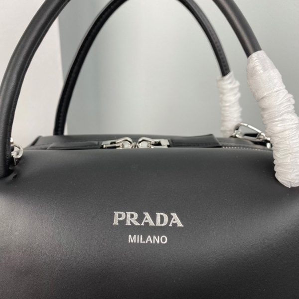 Faux sac Prada Supernova moyen modèle à poignée en cuir noir – Image 7