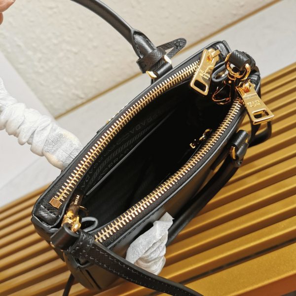 Meilleure réplique du sac Prada Mini Galleria en noir – Image 3