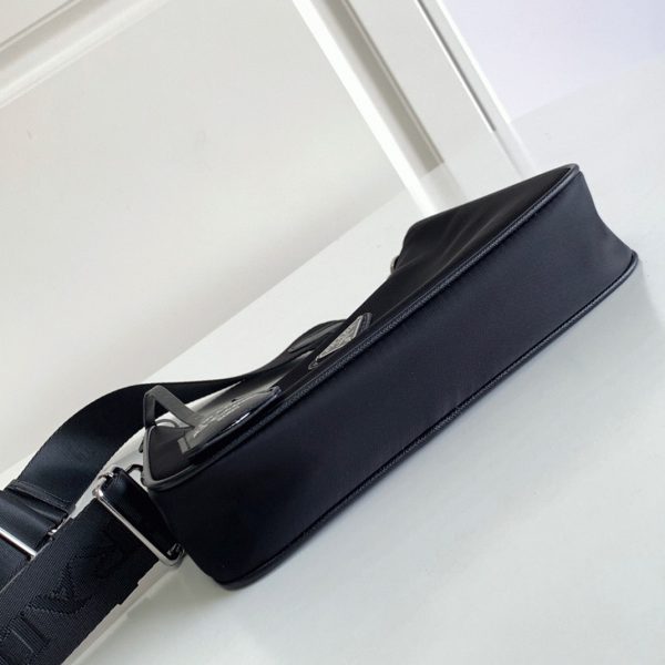 Faux sac bandoulière Prada Re-Edition en noir – Image 10