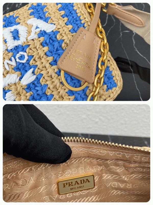 Faux sac Prada Re-Edition en rayures beige et bleu – Image 3