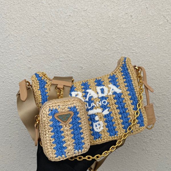Faux sac Prada Re-Edition en rayures beige et bleu – Image 2