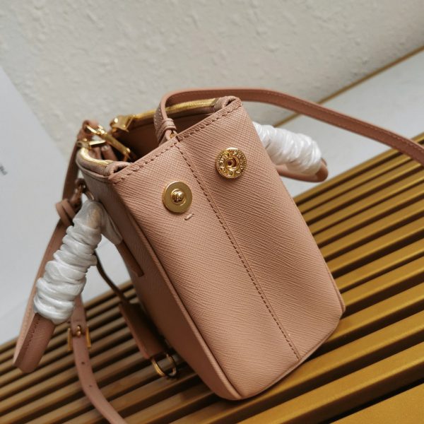 Contrefaçon du sac Prada Mini Galleria en rose poudré – Image 10