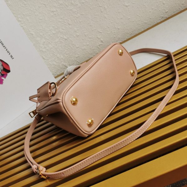 Contrefaçon du sac Prada Mini Galleria en rose poudré – Image 9