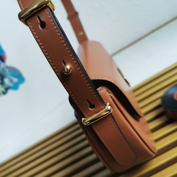 Faux sac bandoulière Prada Arque avec rabat en marron – Image 8