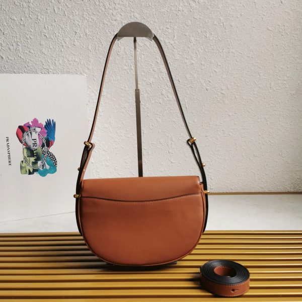 Faux sac bandoulière Prada Arque avec rabat en marron – Image 5