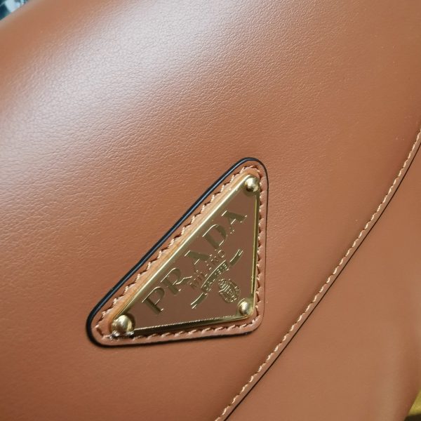 Faux sac bandoulière Prada Arque avec rabat en marron – Image 4