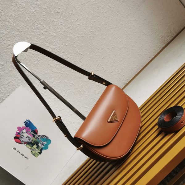 Faux sac bandoulière Prada Arque avec rabat en marron – Image 9