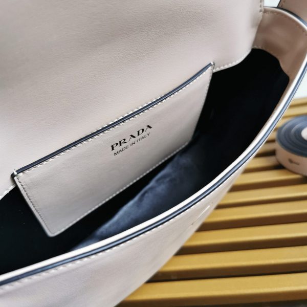 Réplique sac bandoulière Prada Arque avec rabat en beige – Image 5