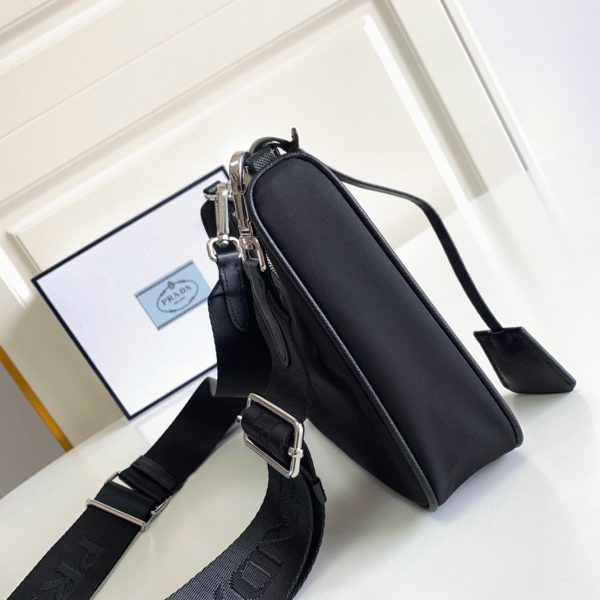 Faux sac bandoulière Prada Re-Edition en noir – Image 8