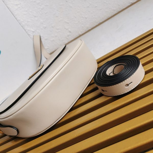 Réplique sac bandoulière Prada Arque avec rabat en beige – Image 3