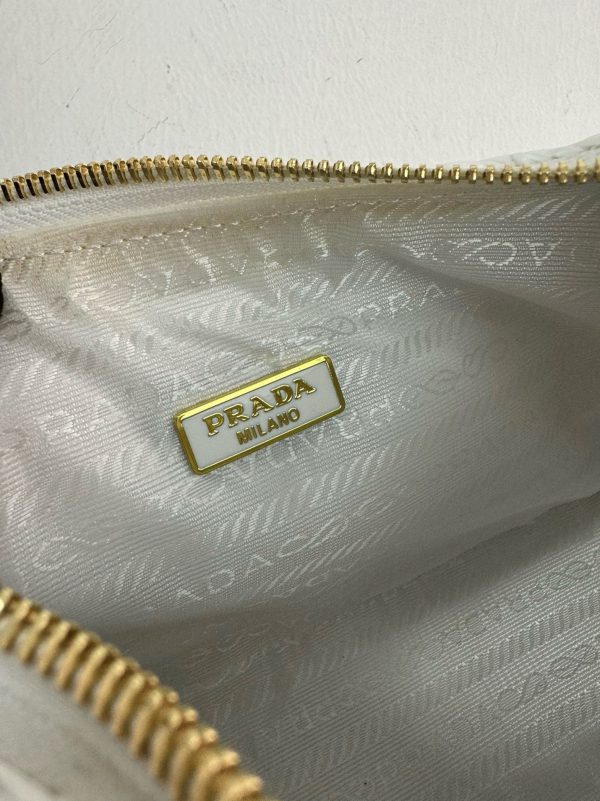 Faux sac crochet Prada Re-Edition en blanc – Image 6