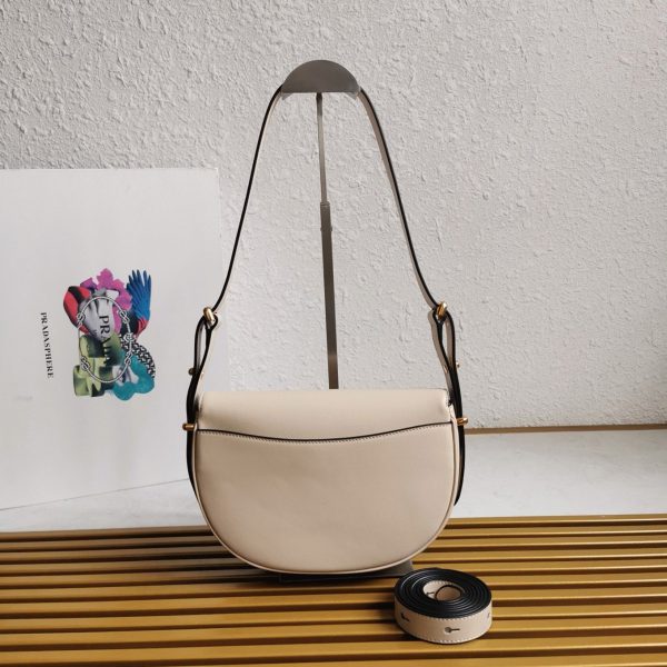 Réplique sac bandoulière Prada Arque avec rabat en beige – Image 2