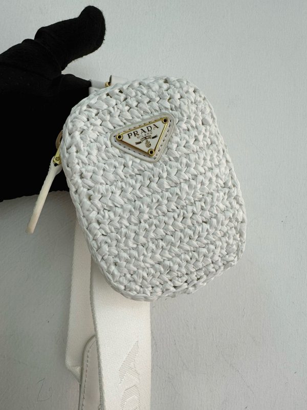 Faux sac crochet Prada Re-Edition en blanc – Image 3