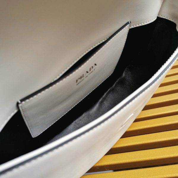 Réplique du sac Prada Arqué avec rabat en blanc – Image 7