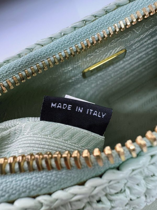 Réplique sac crochet Prada Re-Edition en aqua – Image 7