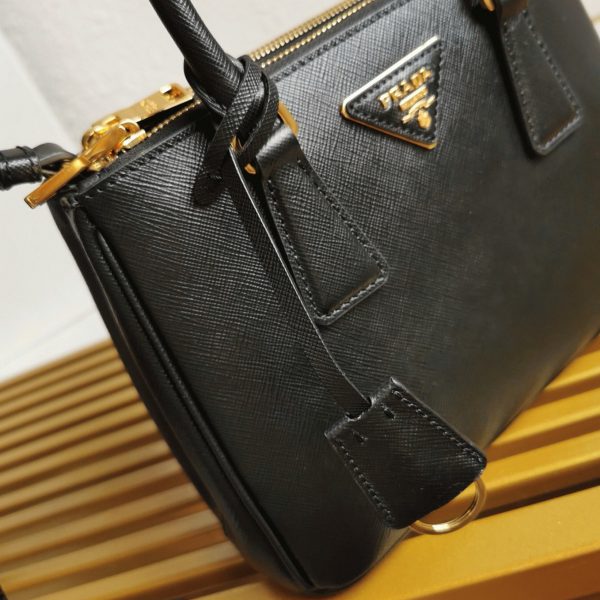 Fausse version du sac Prada Galleria petit format en noir – Image 9