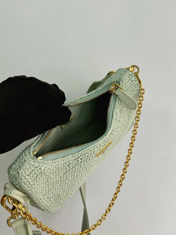 Réplique sac crochet Prada Re-Edition en aqua – Image 2