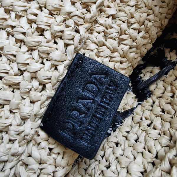 Contrefaçon petit cabas Prada en fil effet raphia beige (crochet) – Image 5