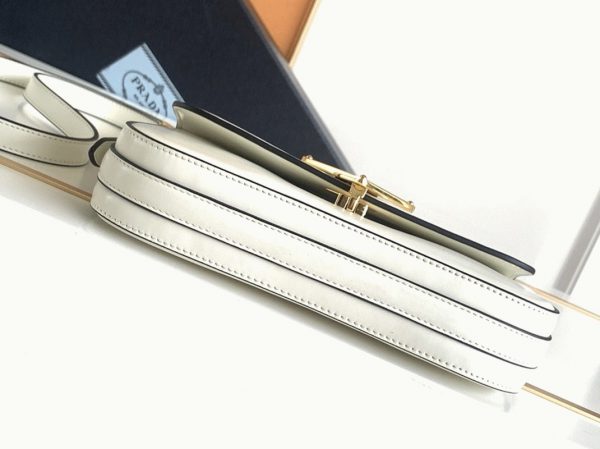 Faux sac bandoulière Prada en blanc – Image 7