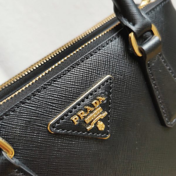 Fausse version du sac Prada Galleria petit format en noir – Image 6