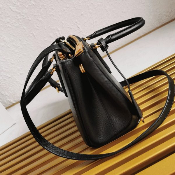 Fausse version du sac Prada Galleria petit format en noir – Image 2