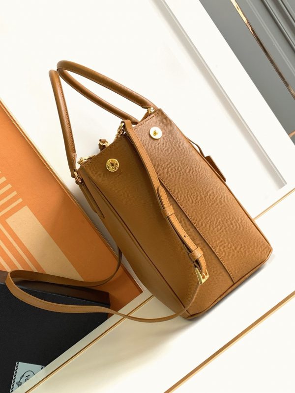 Contrefaçon du sac Prada Galleria grand format en marron – Image 10