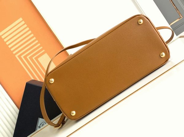 Contrefaçon du sac Prada Galleria grand format en marron – Image 9