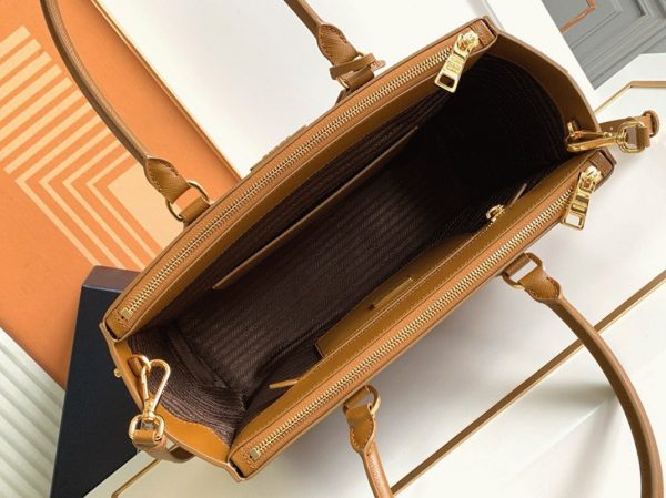 Contrefaçon du sac Prada Galleria grand format en marron – Image 8