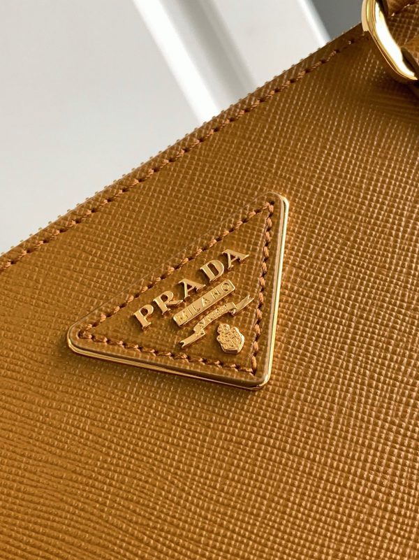Contrefaçon du sac Prada Galleria grand format en marron – Image 6