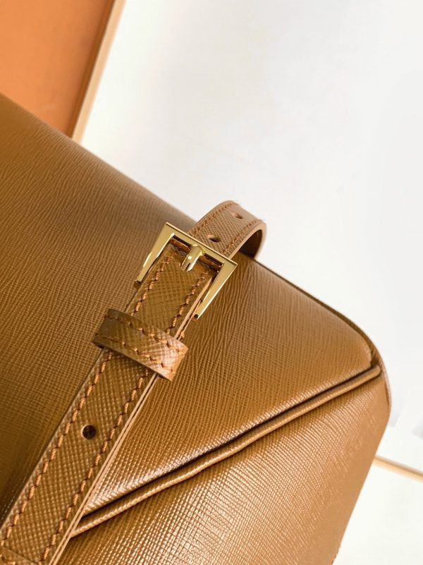 Contrefaçon du sac Prada Galleria grand format en marron – Image 5