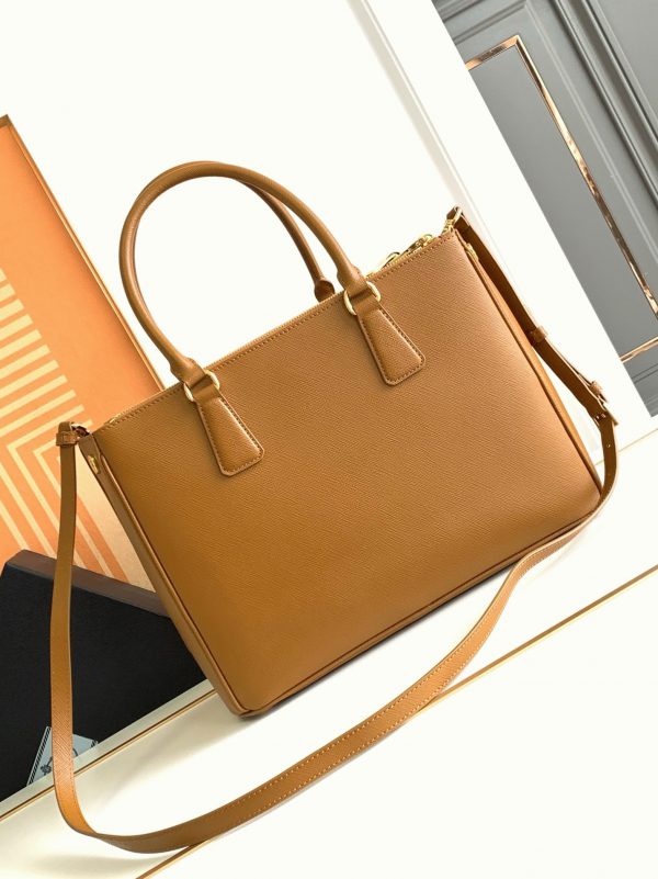 Contrefaçon du sac Prada Galleria grand format en marron – Image 4