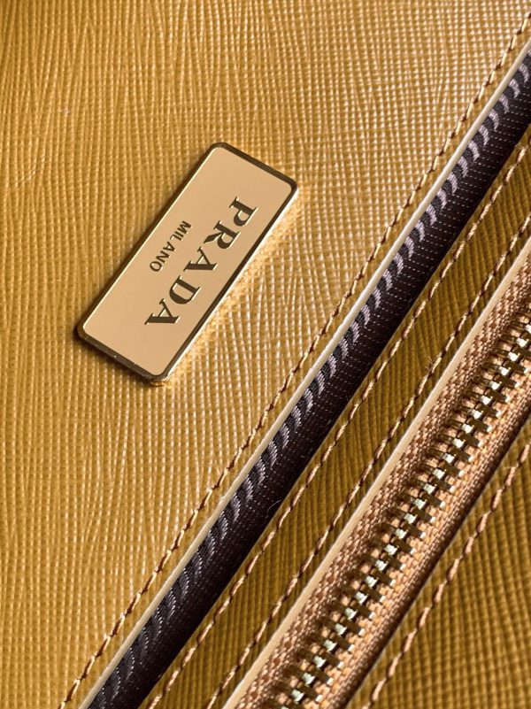 Contrefaçon du sac Prada Galleria grand format en marron – Image 3