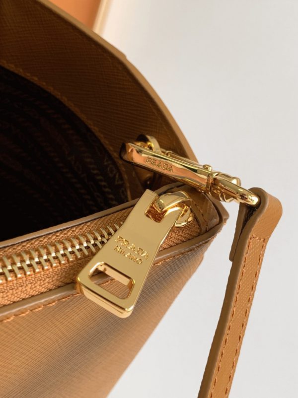 Contrefaçon du sac Prada Galleria grand format en marron – Image 2