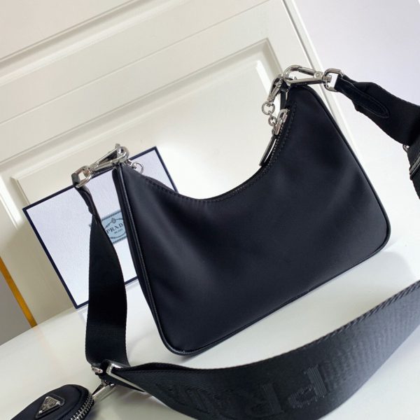 Faux sac bandoulière Prada Re-Edition en noir – Image 4