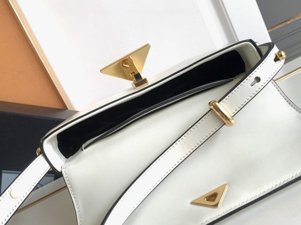 Faux sac bandoulière Prada en blanc – Image 4