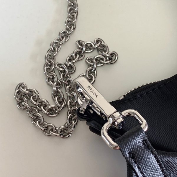 Faux sac bandoulière Prada Re-Edition en noir – Image 3