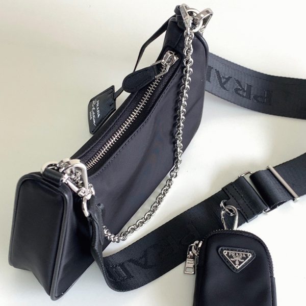 Faux sac bandoulière Prada Re-Edition en noir – Image 2