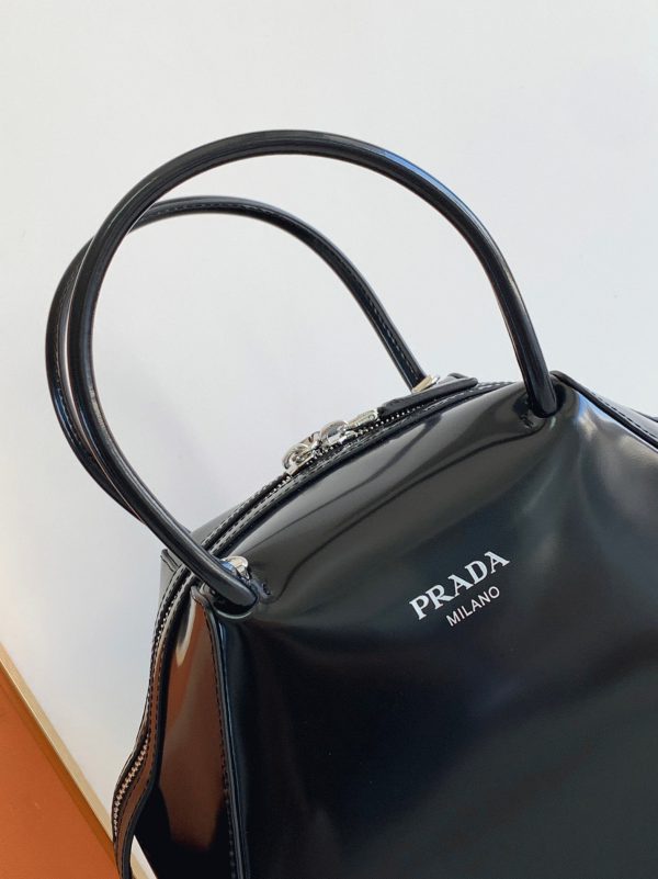 Réplique sac Prada Supernova petit modèle à poignée en cuir noir brossé – Image 6