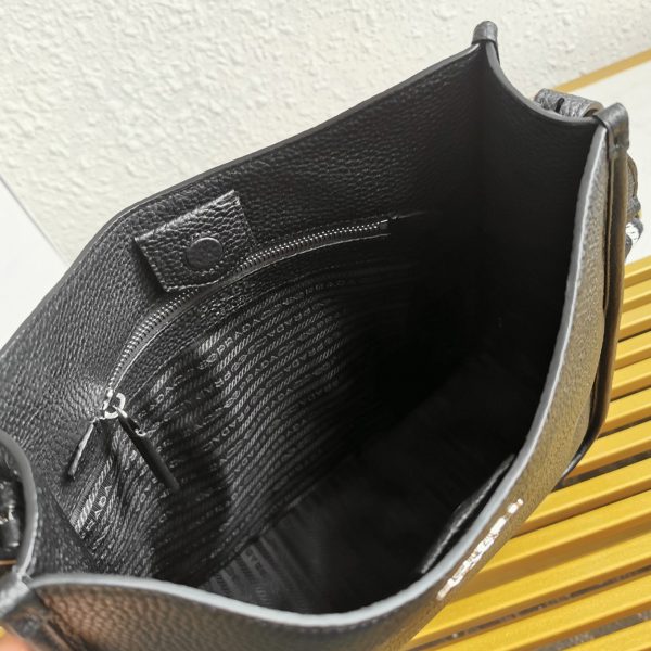 Meilleure réplique sac Prada Hobo en noir – Image 7