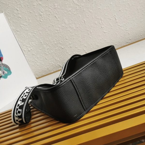 Meilleure réplique sac Prada Hobo en noir – Image 5
