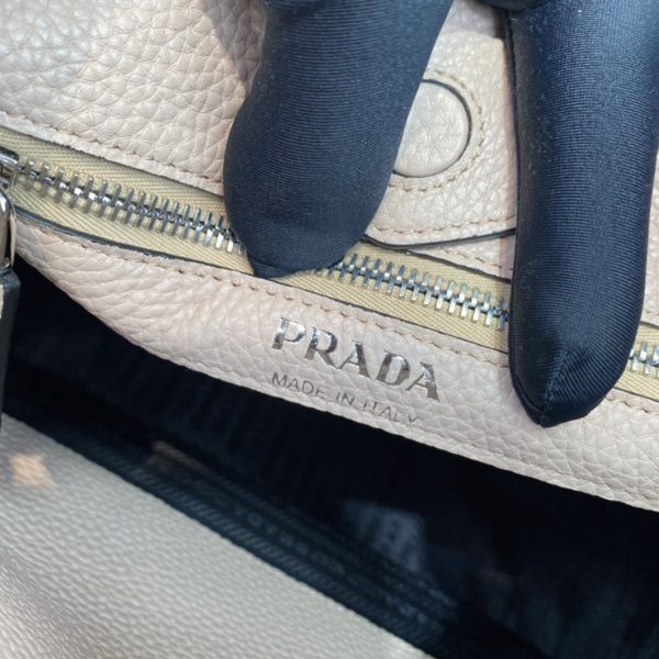 Faux sac Prada Hobo en sable – Image 6