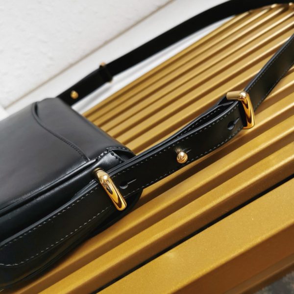 Fausse version du sac Prada Arqué avec rabat en noir – Image 10