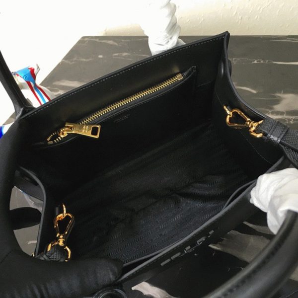 Imitation sac Prada Monochrome petit modèle en noir – Image 9