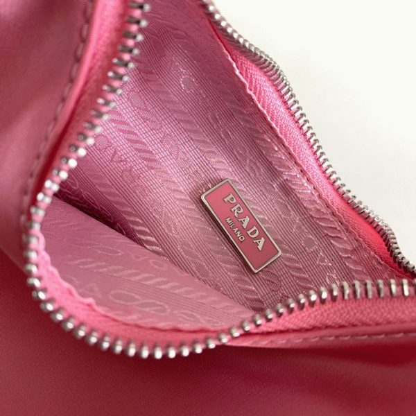 Contrefaçon sac bandoulière Prada Re-Edition en rose – Image 10