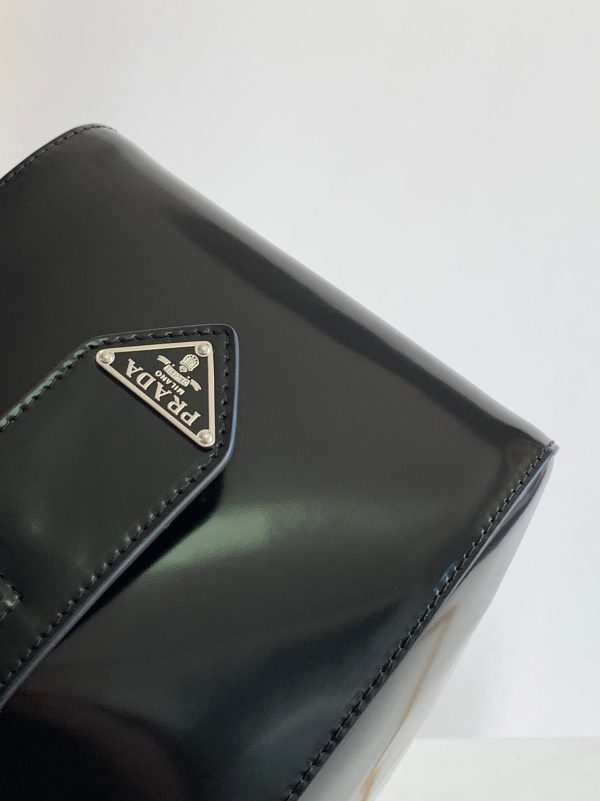 Réplique sac Prada Supernova petit modèle à poignée en cuir noir brossé – Image 5