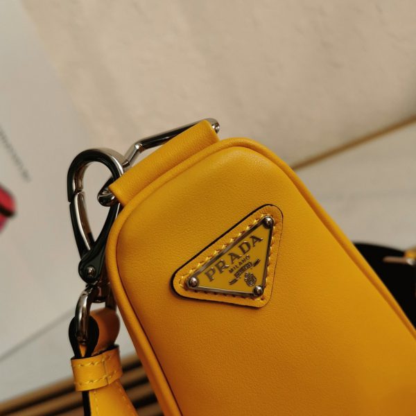 Réplique sac bandoulière Prada Triangle en jaune – Image 2