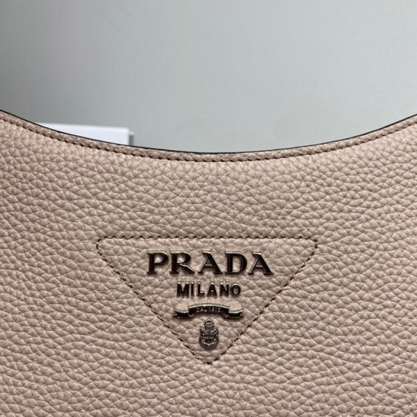 Faux sac Prada Hobo en sable – Image 3