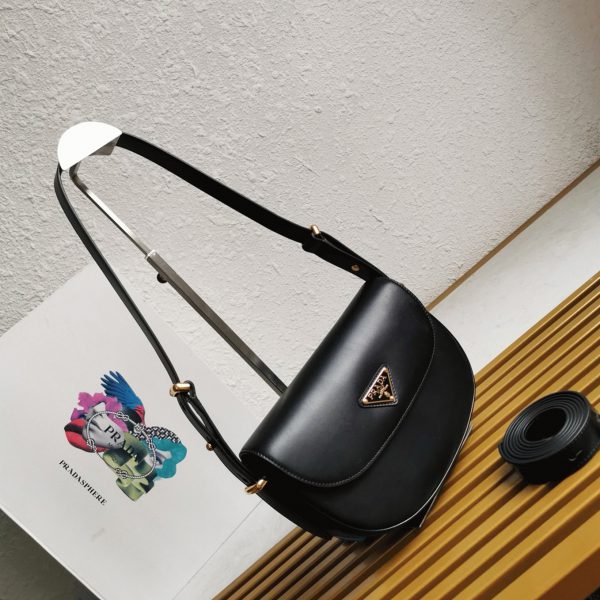 Fausse version du sac Prada Arqué avec rabat en noir – Image 9