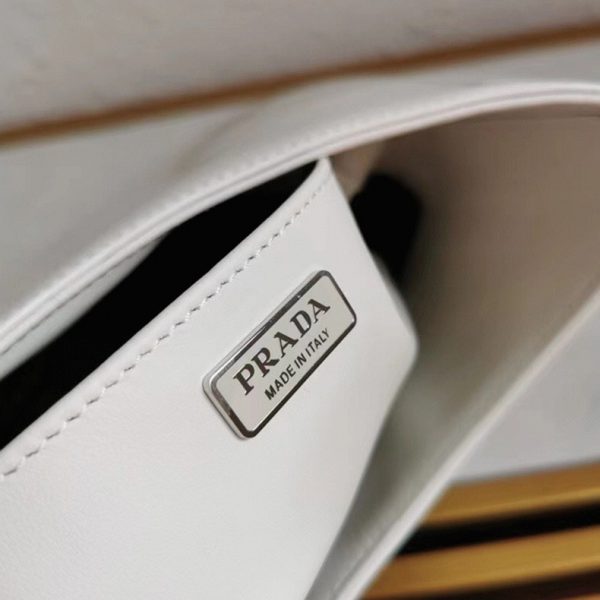 Faux sac Prada Cleo grand modèle en blanc – Image 5